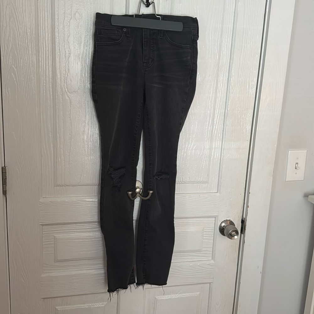 Madewell Women’s 9” Mid Rise Black Skinny Jeans
Size 25